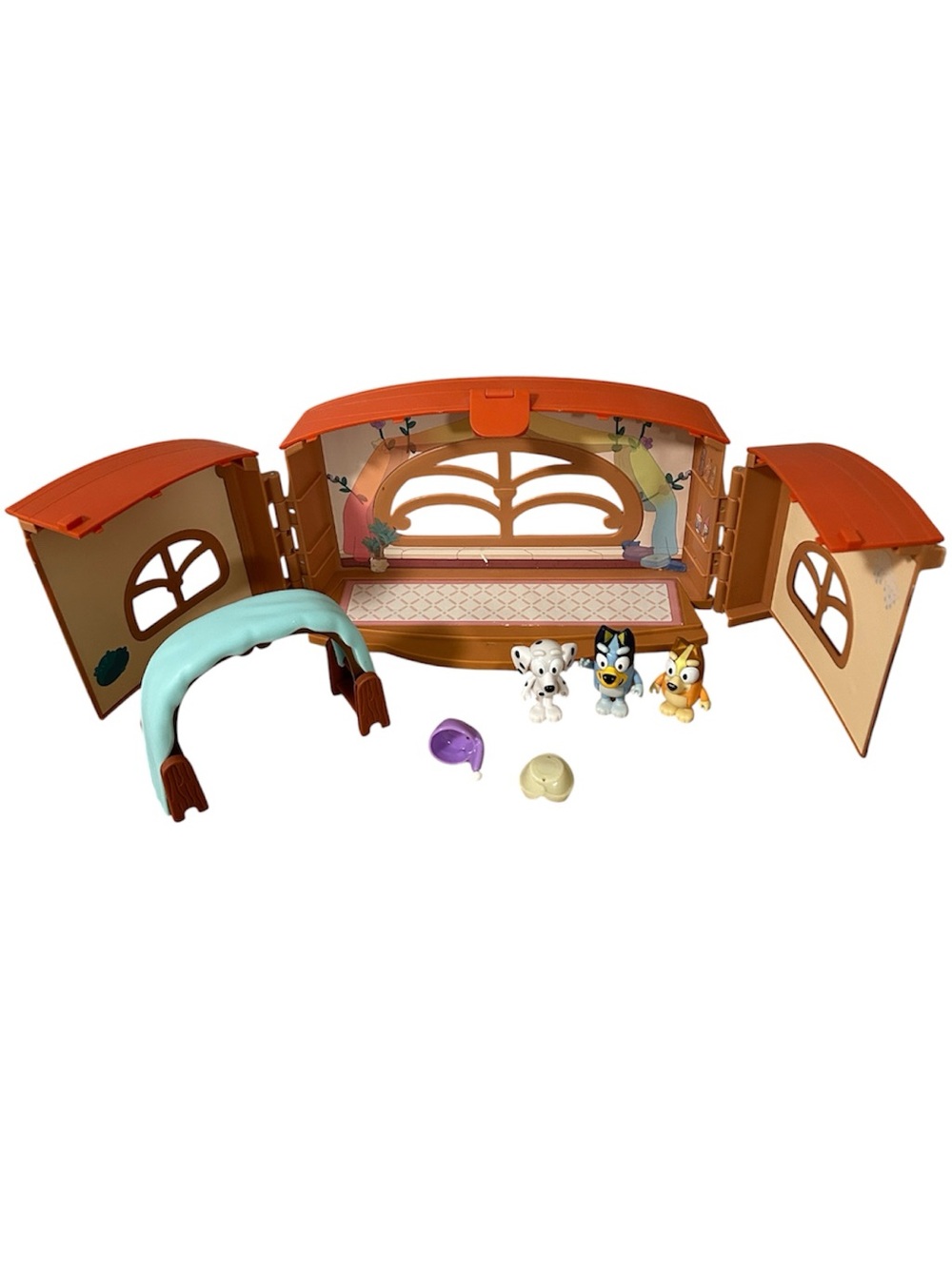 Bluey School Playset with 3 Figures, blue arch, 2 hats -Bluey and Bingo play Set